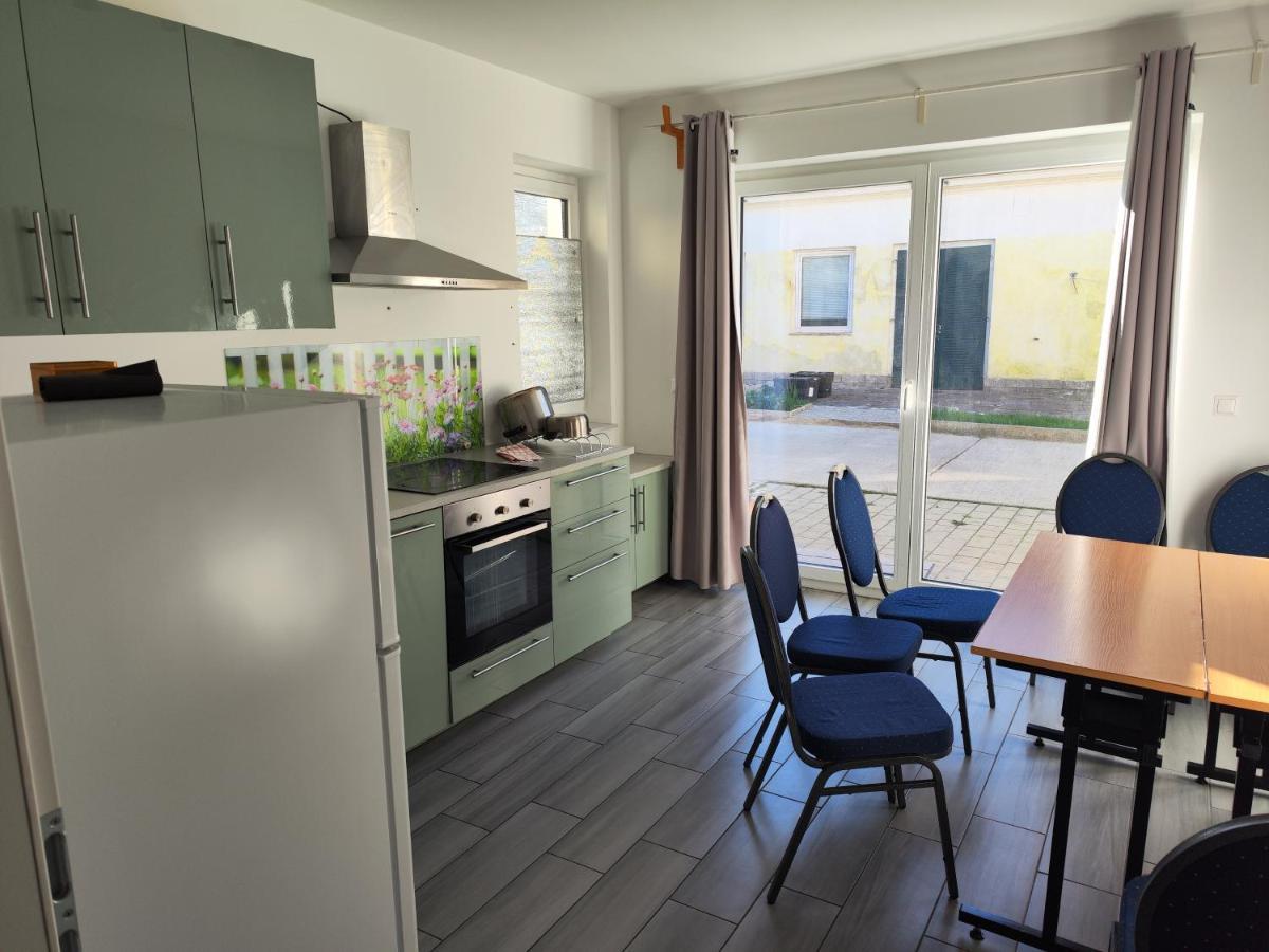 Erdgeschoss Wohnung Nahe Flughafen ウィーン エクステリア 写真