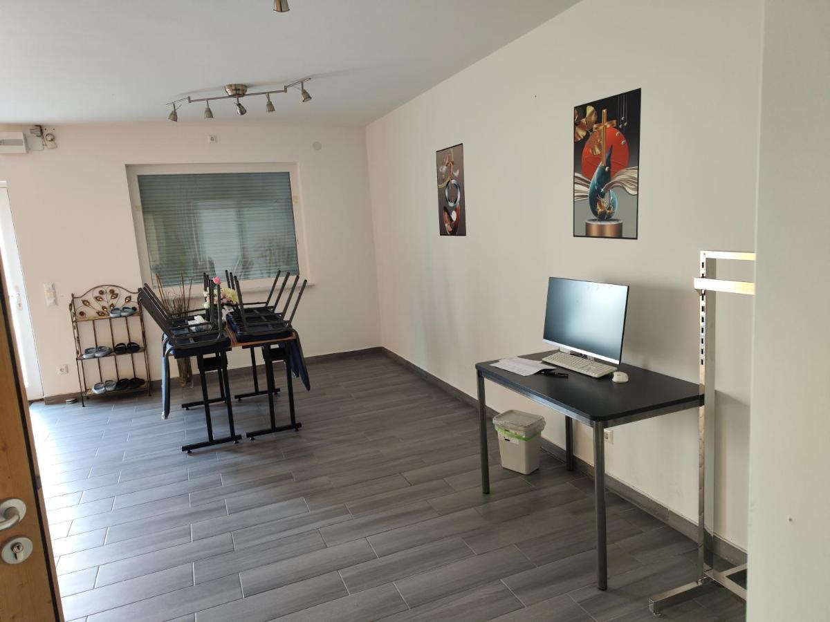 Erdgeschoss Wohnung Nahe Flughafen ウィーン エクステリア 写真