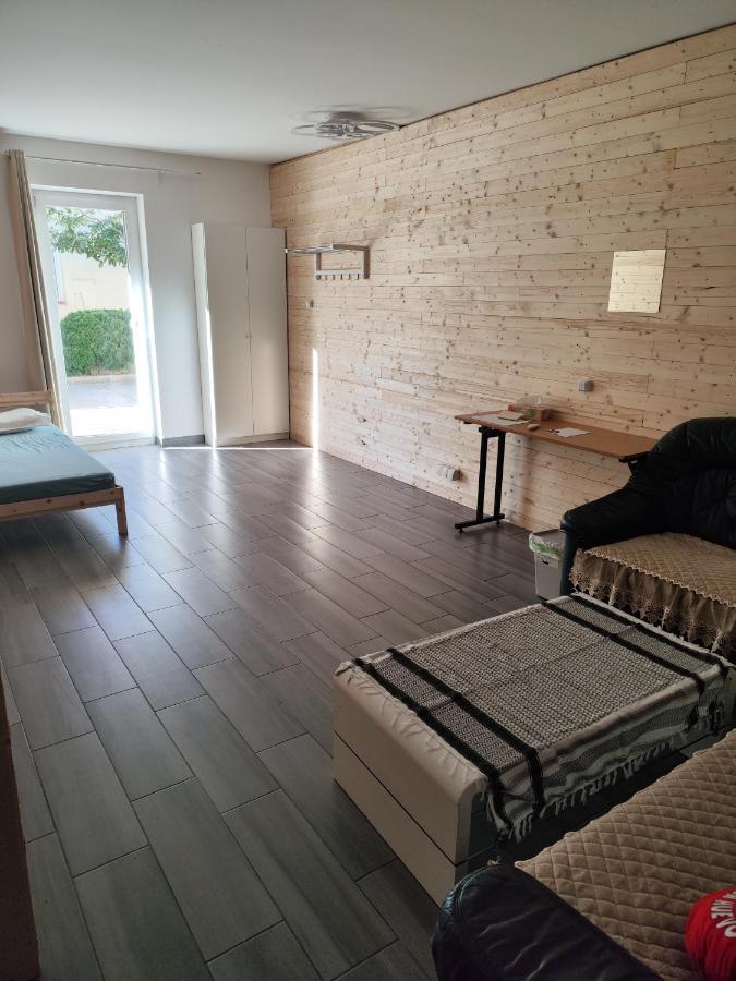 Erdgeschoss Wohnung Nahe Flughafen ウィーン エクステリア 写真