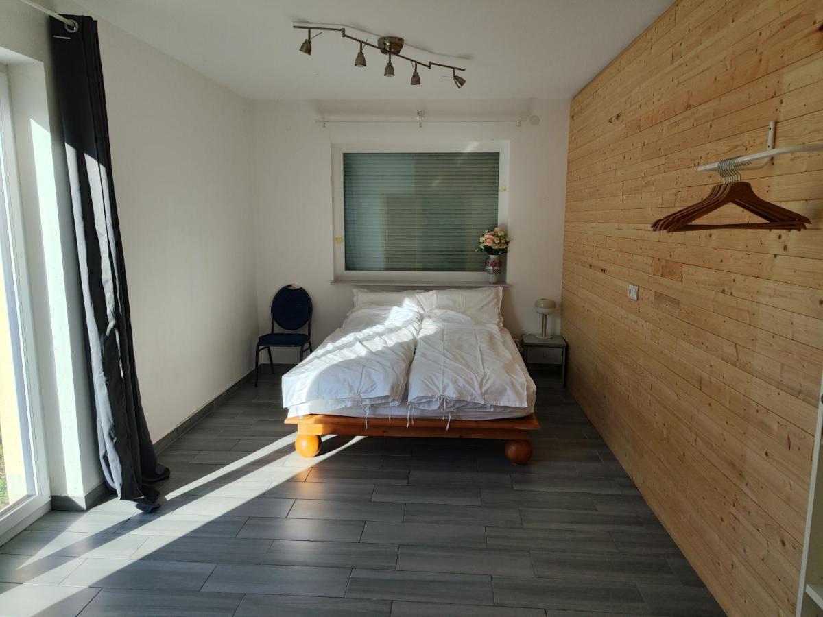 Erdgeschoss Wohnung Nahe Flughafen ウィーン エクステリア 写真